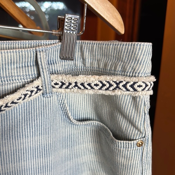 NWT Gloria Vanderbilt Sunwashed Light Blue Stripe Denim Shorts w/ Belt Size 20W - Picture 5 of 9